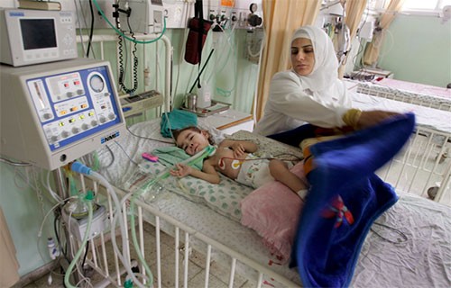 "المنع الأمني": إعدام إسرائيلي بطيء لمرضى غزة والأطفال الضحية الأكبر