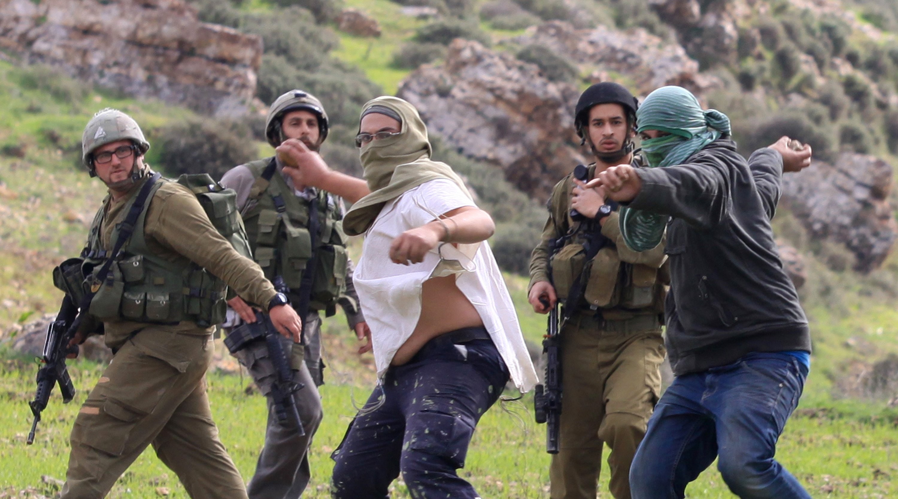 الذراع الآخر للاحتلال.. عنف المستوطنين الإسرائيليين ضد الفلسطينيين